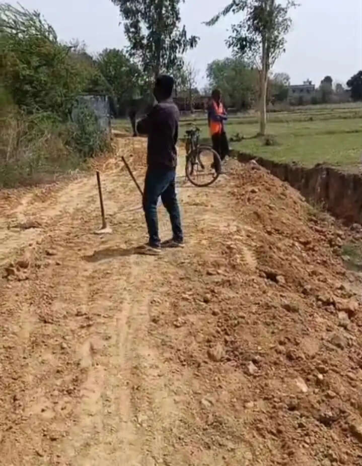 खाद गड्ढे की जमीन पर रास्ता निर्माण को लेकर ग्रामीणों में आक्रोश, जांच की मांग  सहजनवा (गोरखपुर)। गीडा थाना क्षेत्र के अमटौरा गांव में ग्राम सभा की खाद गड्ढे की जमीन पर कथित रूप से जबरन रास्ता निर्माण और कब्जे के प्रयास को लेकर ग्रामीणों में आक्रोश व्याप्त है। ग्रामीणों ने थाना समाधान दिवस में शिकायत पत्र देकर मामले की जांच कर कार्रवाई की मांग की है।  आरोप है कि ग्राम प्रधान रंजना शर्मा और प्रधान प्रतिनिधि मोनू शर्मा द्वारा ग्राम सभा की भूमि पर रास्ता निर्माण कराया जा रहा है। साथ ही खाद गड्ढे की जमीन और आसपास की ग्राम सभा भूमि पर टिन शेड एवं बाउंड्री कर कब्जा करने का प्रयास किया जा रहा है।  अमटौरा निवासी गिरीश चंद्र श्रीवास्तव और ध्रुव चंद्र श्रीवास्तव ने प्रशासन को दिए शिकायती पत्र में आरोप लगाया है कि उनके चक की जमीन पर भी जबरन रास्ता बनाने की कोशिश की जा रही है। पीड़ितों का कहना है कि जब उन्होंने अपने मकान के पास दीवार निर्माण शुरू किया तो प्रधान प्रतिनिधि पक्ष के लोग गोलबंद होकर मारपीट पर उतारू हो गए।  विवाद बढ़ने पर डायल 112 पर सूचना देकर पुलिस को बुलाया गया। मौके पर पहुंची पुलिस ने दोनों पक्षों को यथास्थिति बनाए रखने का निर्देश दिया।  ग्रामीणों ने प्रशासन से मांग की है कि ग्राम सभा की जमीन और खाद गड्ढे की भूमि को अतिक्रमण से बचाने के लिए तत्काल कानूनी कार्रवाई की जाए। शिकायतकर्ताओं का कहना है कि गांव में शांति व्यवस्था बनाए रखने के लिए निष्पक्ष जांच जरूरी है।  बताया गया कि तहसीलदार राकेश कनौजिया ने पूर्व में भी खाद गड्ढे की भूमि पर किसी प्रकार का निर्माण न करने के निर्देश दिए थे। इसके बावजूद निर्माण कार्य कराने का आरोप लगाया जा रहा है। तहसीलदार ने कहा कि यदि प्रतिबंध के बावजूद निर्माण कराया गया है तो मामले की जांच कर आवश्यक कार्रवाई की जाएगी।