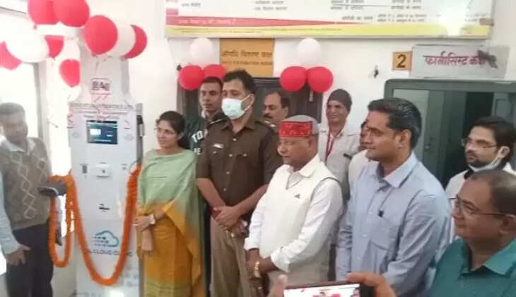 चंदौली:&nbsp;डीएम ईशा दुहन ने&nbsp;सदर प्राथमिक स्वास्थ्य केंद्र में फिता काटकर हेल्थ एटीएम मशीन का किया शुभारंभ