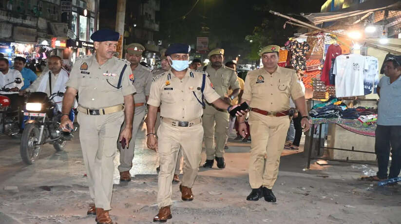 Varanasi News: अपर पुलिस आयुक्त कानून एवं व्यवस्था डा0 एस चन्नप्पा द्वारा चल रहे त्यौहार के दृस्टिगत किया पैदल गस्त