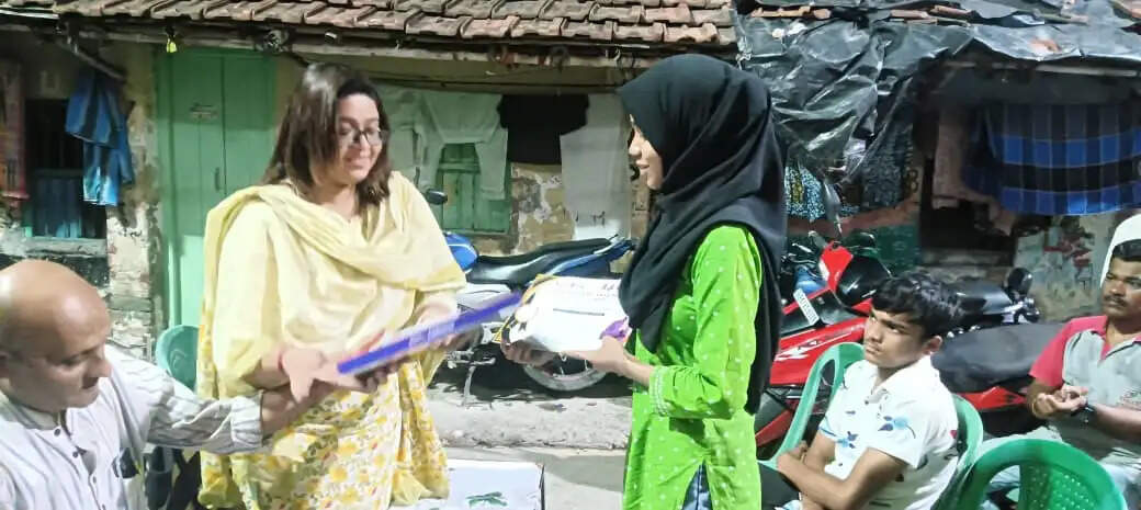वार्ड 89 में कांग्रेस पार्टी ने मेधावी छात्रों को किया सम्मानित