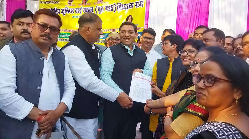 Varanasi News: विभागीय कार्य विभाग हठधर्मिता से बाज नहीं आया तो शिक्षक करेंगे असहयोग आंदोलन