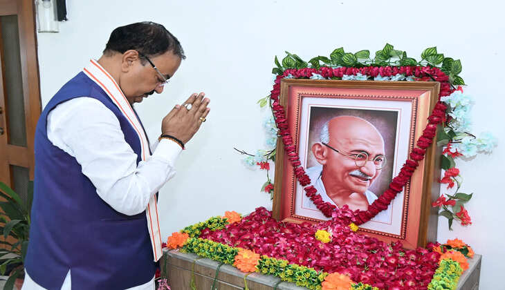 गांधी जयंती पर डिप्टी सीएम केशव प्रसाद मौर्य ने गांधी और शास्त्री को किया नमन, बोले- सत्य और अहिंसा का संदेश आज भी प्रासंगिक