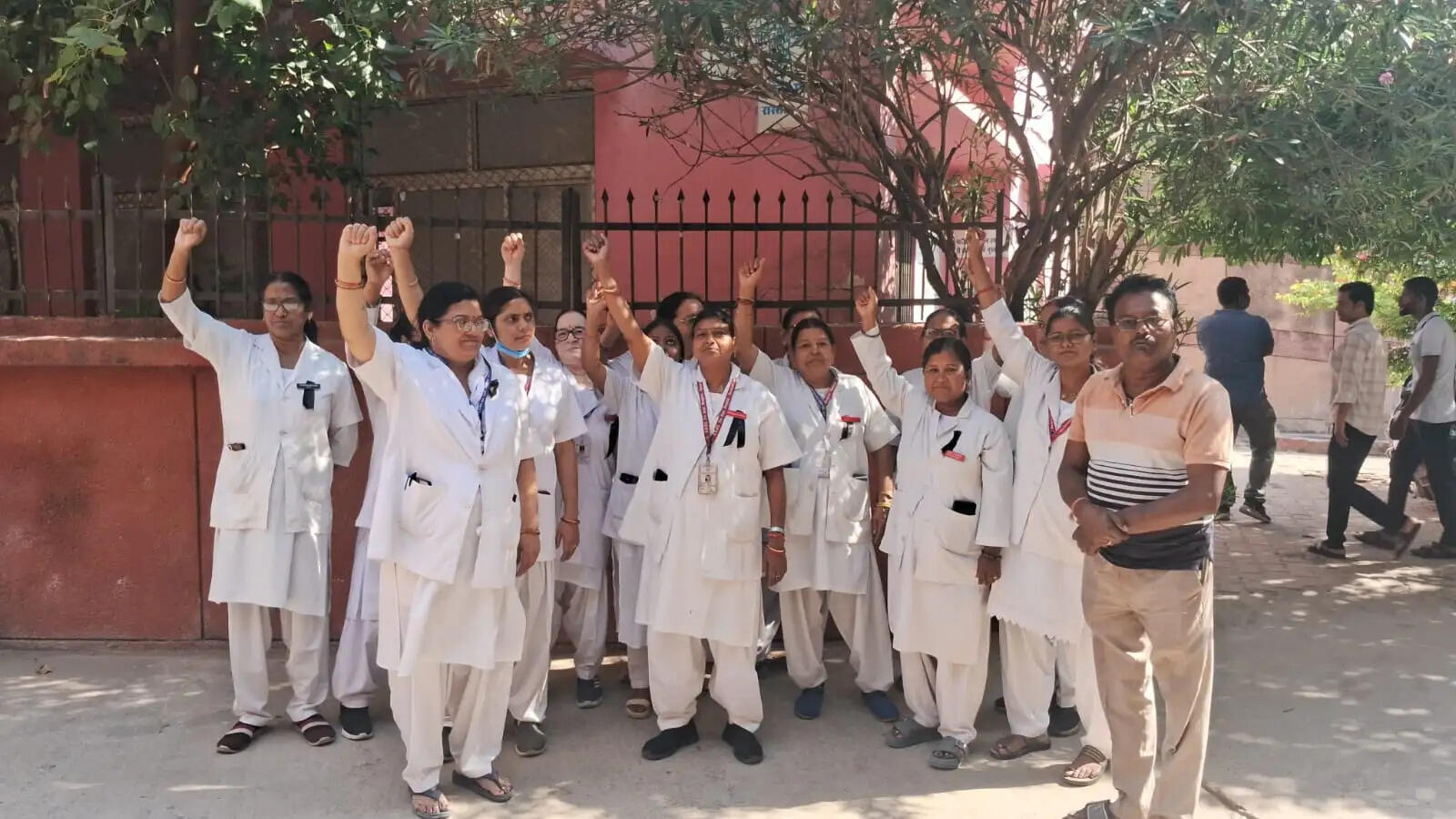 Varanasi News: नर्सिंग संवर्ग की 13 सूत्रीय मांगों को लेकर धरना, पदोन्नति पर मिला आश्वासन