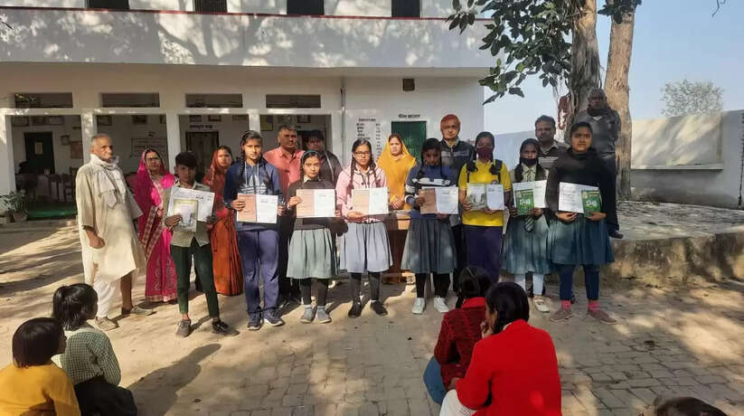 वाराणसी में संविधान आधारित सामान्य ज्ञान प्रतियोगिता में चयनित बच्चों को किया गया पुरस्कृत