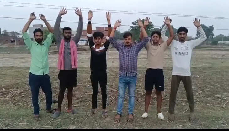 चंदौली के फुटिया गांव में जमीन से महज 5.5 फीट ऊंचाई पर लटका हाईटेंशन तार बड़े हादसे को दावत दे रहा है। शिकायतों के बावजूद कार्रवाई न होने पर ग्रामीणों ने प्रदर्शन कर प्रशासन का ध्यान आकर्षित किया।