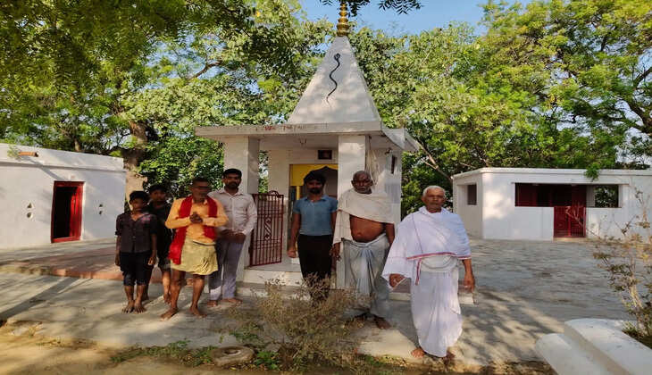 Chandauli News​​​​​​​:&nbsp;गंगा तट के तीन मंदिरों में चोरी, चांदी के मुकुट और 100 किलो का घंटा ले गए चोर