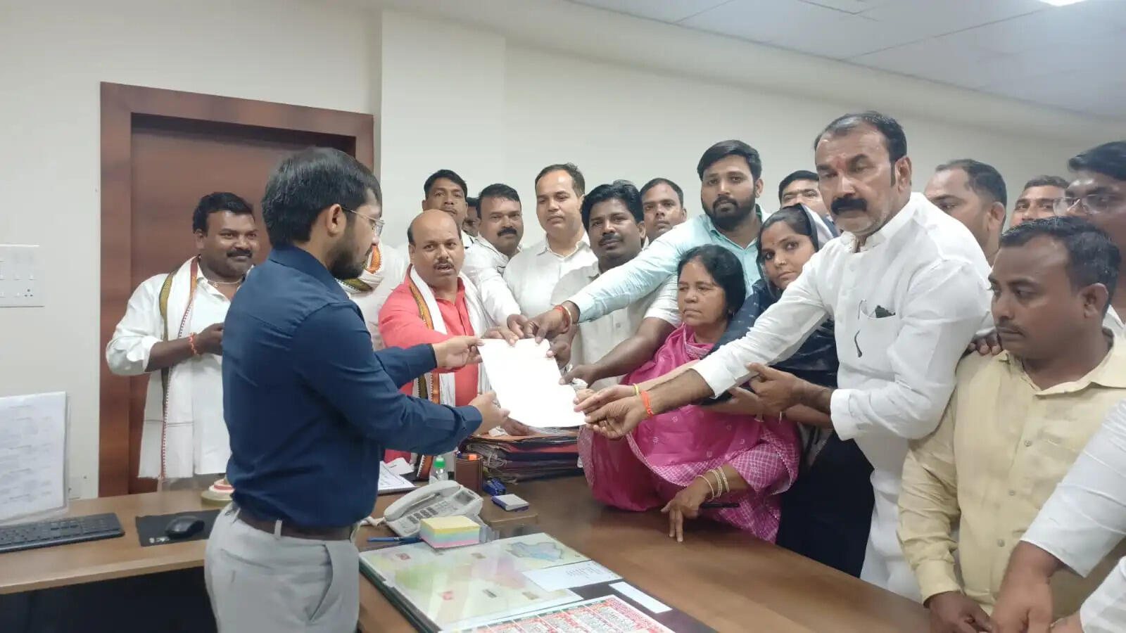 Chandauli News: ग्राम प्रधानों ने डीएम को सौंपा ज्ञापन, कार्यकाल बढ़ाने की उठाई मांग
