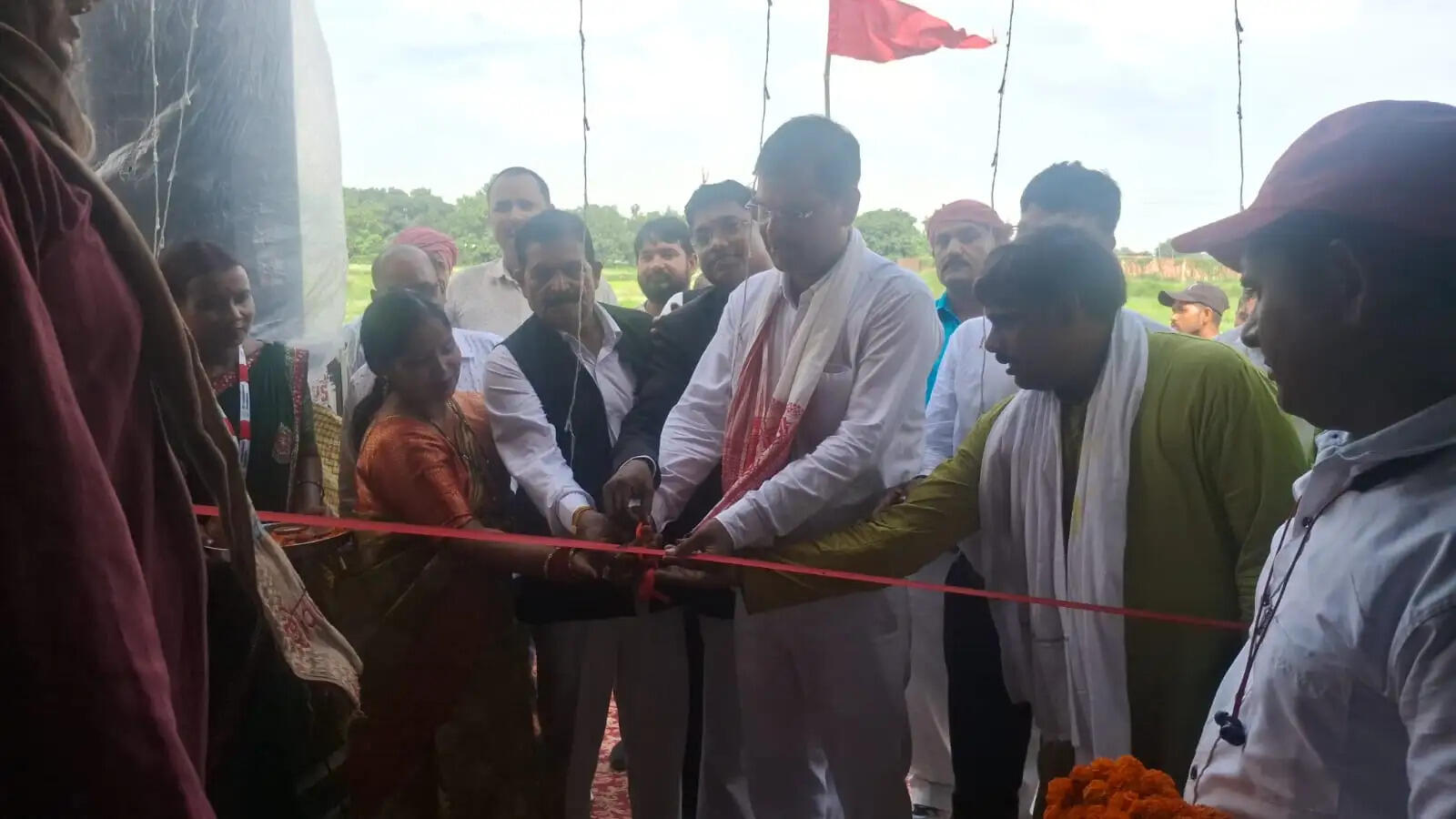 कार्यक्रम में मुख्य अतिथि के रूप में सुधीर कुमार सिंह (पूर्व महामंत्री, तहसील बार एसोसिएशन पिंडरा) तथा विशिष्ट अतिथियों में जवाहर लाल वर्मा (पूर्व अध्यक्ष, तहसील बार एसोसिएशन), पंधारी यादव (पूर्व अध्यक्ष, तहसील बार एसोसिएशन), दीपक कुमार सैनी (एडवोकेट) और प्रफुल्ल मौर्य (वरिष्ठ भाजपा नेता) उपस्थित रहे।