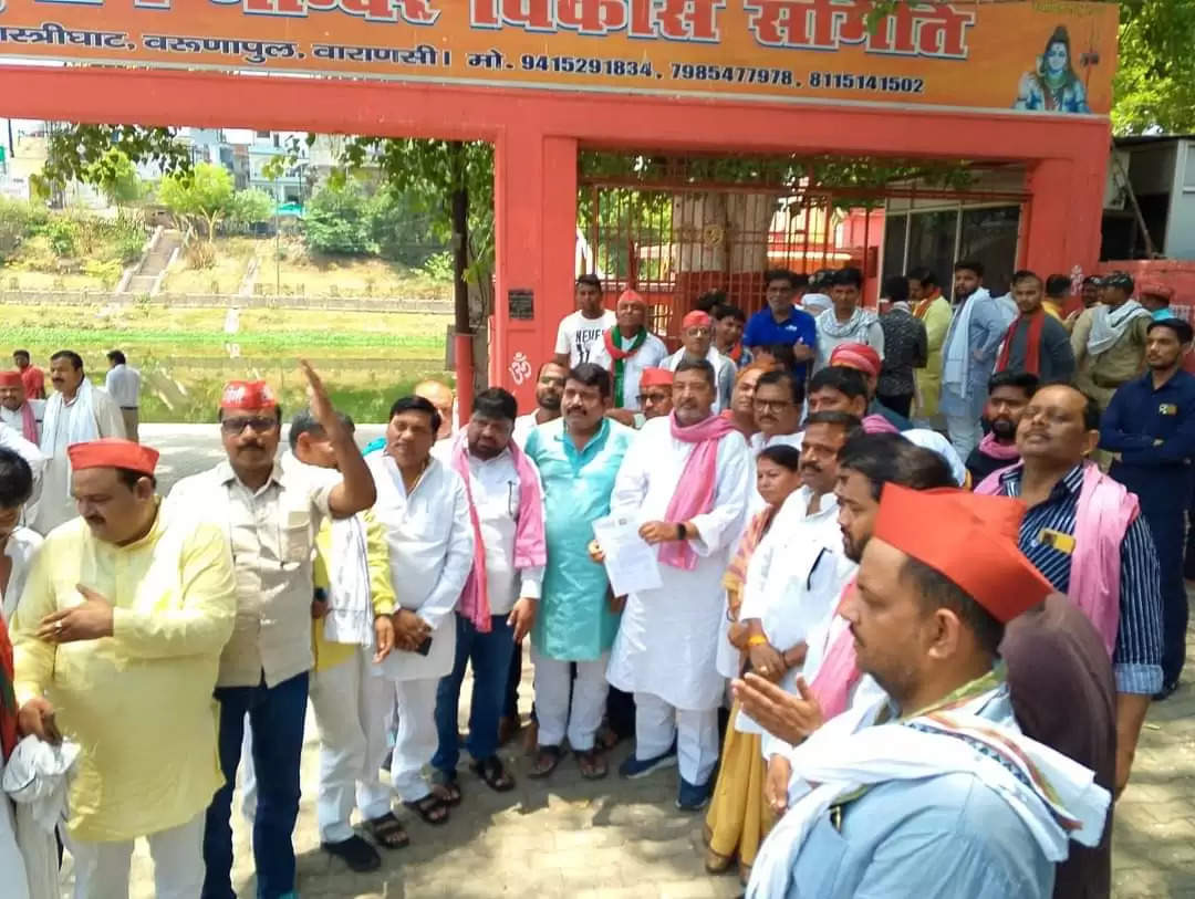 वाराणसी में चंदौली के सांसद वीरेंद्र सिंह ने किया धरना प्रदर्शन, उन्होने कहा- यूपी पुलिस, नीट और यूजीसी नेट परीक्षाओं में धांधली को लेकर संसद में उठाएंगे आवाज