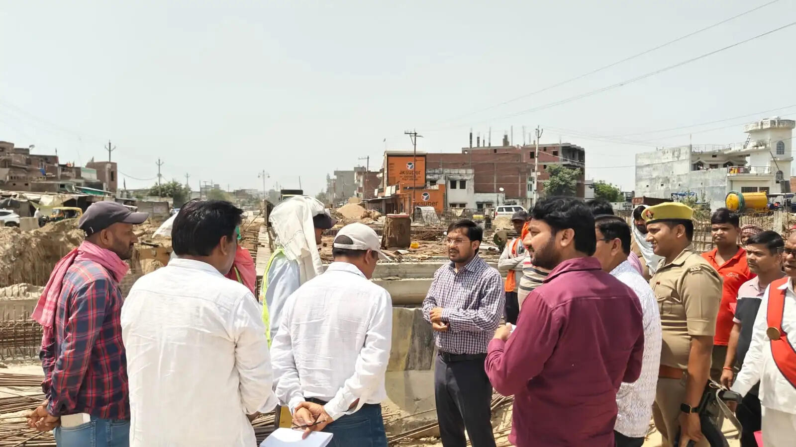Chandauli News: पुलिया निर्माण में देरी पर जिलाधिकारी सख्त, एक सप्ताह में काम पूरा करने के निर्देश