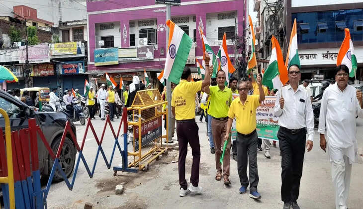 वाराणसी में गूंजा &lsquo;हर घर तिरंगा&rsquo; का संदेश, नागरिक सुरक्षा स्वयंसेवकों ने निकाली यात्रा