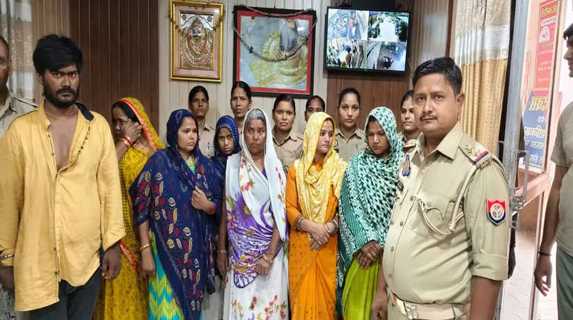 Chandauli News: चन्दौली पुलिस ने कई चोरी की घटनाओं में संलिप्त शातिर चोर गिरोह के सदस्यों को किया गिरफ्तार, ये लोग भोले-भाले लोगों को झांसा देकर चोरी की घटना को देते थे अंजाम