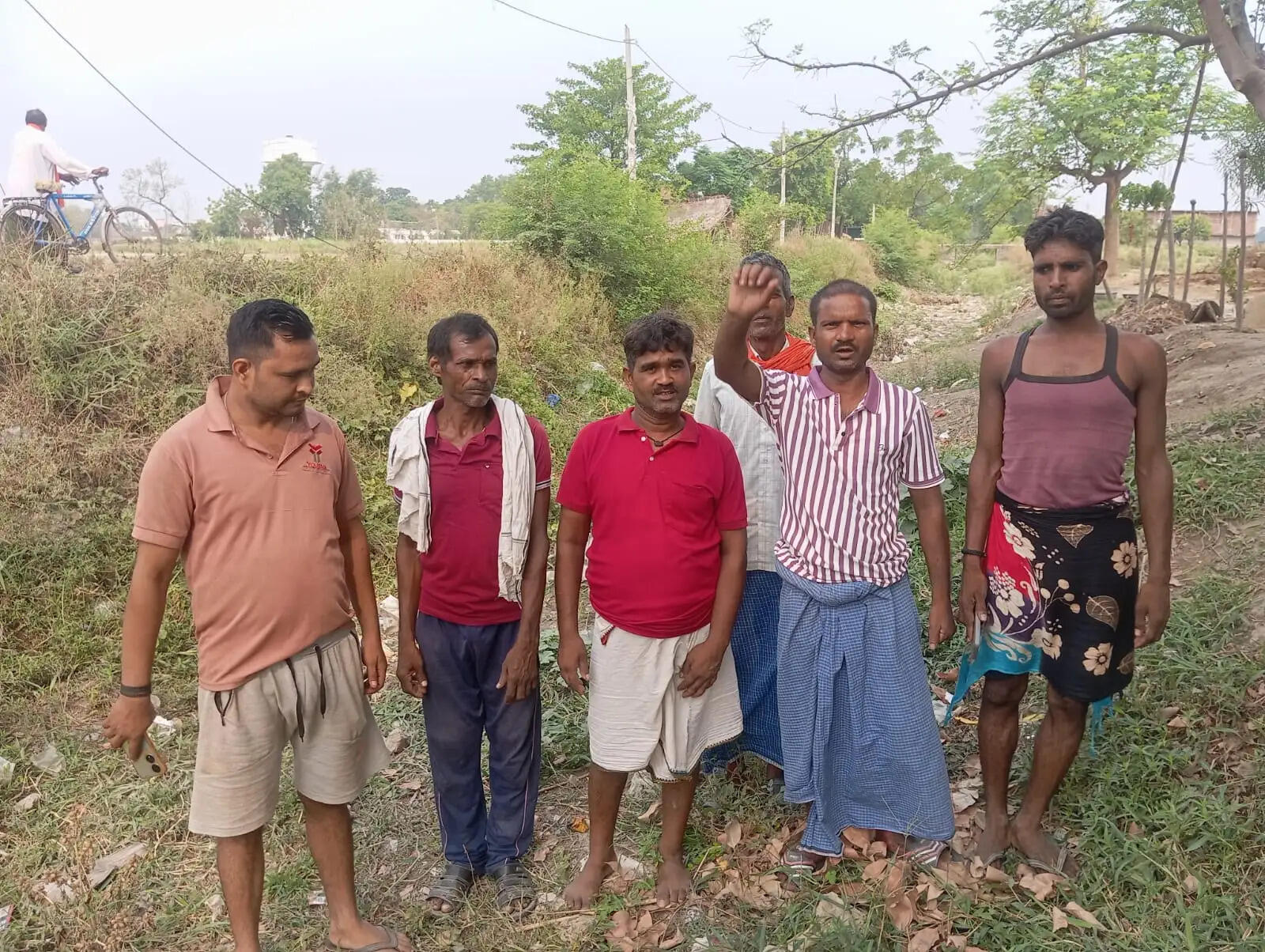 प्रदर्शन कर रहे किसानों ने आरोप लगाया कि प्रत्येक माह जिलाधिकारी चंद्र मोहन गर्ग की अध्यक्षता में होने वाली बैठक में माइनरों के अंतिम छोर तक पानी पहुंचाने के निर्देश दिए जाते हैं, लेकिन जमीनी स्तर पर इन निर्देशों का पालन नहीं हो रहा है। उनका कहना है कि अधिकारी बैठकों तक ही सीमित रह जाते हैं, जबकि किसानों की समस्याएं जस की तस बनी रहती हैं।