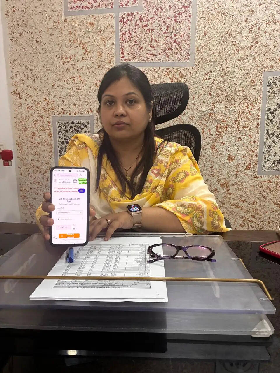 Chandauli News: चंदौली में जनगणना-2027 की स्वगणना प्रक्रिया शुरू, डीएम समेत अधिकारियों ने किया सेल्फ एन्यूमरेशन