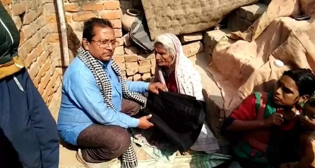 चंदौली में ग्राम प्रधान प्रतिनिधि राजेश सारंग ने गरीब, विकलांग व विधवाओं के बीच बांटे कंबल