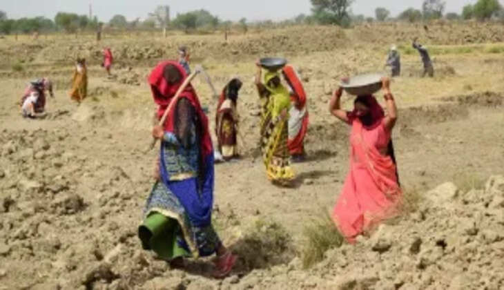 मनरेगा भुगतान में अनियमितता का आरोप, प्रधान के खिलाफ ग्रामीणों का तहसील मुख्यालय पर प्रदर्शन सहजनवां (गोरखपुर)। सहजनवां तहसील क्षेत्र के ग्राम पंचायत बाहिलपार में मनरेगा भुगतान को लेकर विवाद गहरा गया है। ग्रामीणों ने ग्राम प्रधान पर मनरेगा मजदूरी के नाम पर कथित फर्जी भुगतान कर जबरन वसूली का दबाव बनाने का आरोप लगाते हुए तहसील मुख्यालय पर प्रदर्शन किया। प्रदर्शनकारियों ने मुख्यमंत्री पोर्टल पर शिकायत दर्ज कर मामले की जांच और कार्रवाई की मांग की है।  प्रदर्शन का नेतृत्व कर रहे ग्रामीण सुधीर कुमार ने आरोप लगाया कि उनके बैंक खाते में मनरेगा मजदूरी के नाम पर राशि भेजी गई, जबकि उन्होंने संबंधित कार्य नहीं किया था। उनका कहना है कि बाद में ग्राम प्रधान द्वारा उक्त राशि वापस लेने के लिए दबाव बनाया गया और घर पहुंचकर पैसे की मांग की गई।  सुधीर कुमार ने आरोप लगाया कि जब उन्होंने इसका विरोध किया तो उन्हें जातिसूचक शब्दों का प्रयोग करते हुए अपमानित किया गया और मारपीट की धमकी दी गई। उन्होंने बताया कि मामले की शिकायत स्थानीय थाने में भी की गई है, लेकिन अब तक कोई ठोस कार्रवाई नहीं हुई है।  प्रदर्शन कर रहे ग्रामीणों ने आरोप लगाया कि यदि मामले की निष्पक्ष जांच कराई जाए तो मनरेगा भुगतान में अनियमितताओं का खुलासा हो सकता है। ग्रामीणों ने मुख्यमंत्री से हस्तक्षेप कर दोषियों के खिलाफ सख्त कार्रवाई की मांग की है।  ग्रामीणों का कहना है कि सरकारी योजनाओं का लाभ वास्तविक पात्र लोगों तक पहुंचना चाहिए और यदि किसी स्तर पर गड़बड़ी हुई है तो उसकी निष्पक्ष जांच आवश्यक है। प्रदर्शनकारियों ने चेतावनी दी कि यदि उनकी शिकायतों पर कार्रवाई नहीं हुई तो आंदोलन को और व्यापक किया जाएगा।  प्रदर्शन में संजय शर्मा, पंकज शर्मा, दिव्यांश, संदीप कुमार, बिंद्रा चौहान, श्याम कुमार, भास्कर राय, विशाल शर्मा, अश्वपति सहित बड़ी संख्या में ग्रामीण शामिल रहे।  वहीं, मामले को लेकर प्रशासनिक स्तर पर अभी तक कोई आधिकारिक बयान सामने नहीं आया है। ग्रामीणों को उम्मीद है कि शिकायत की जांच कर जल्द उचित कार्रवाई की जाएगी।