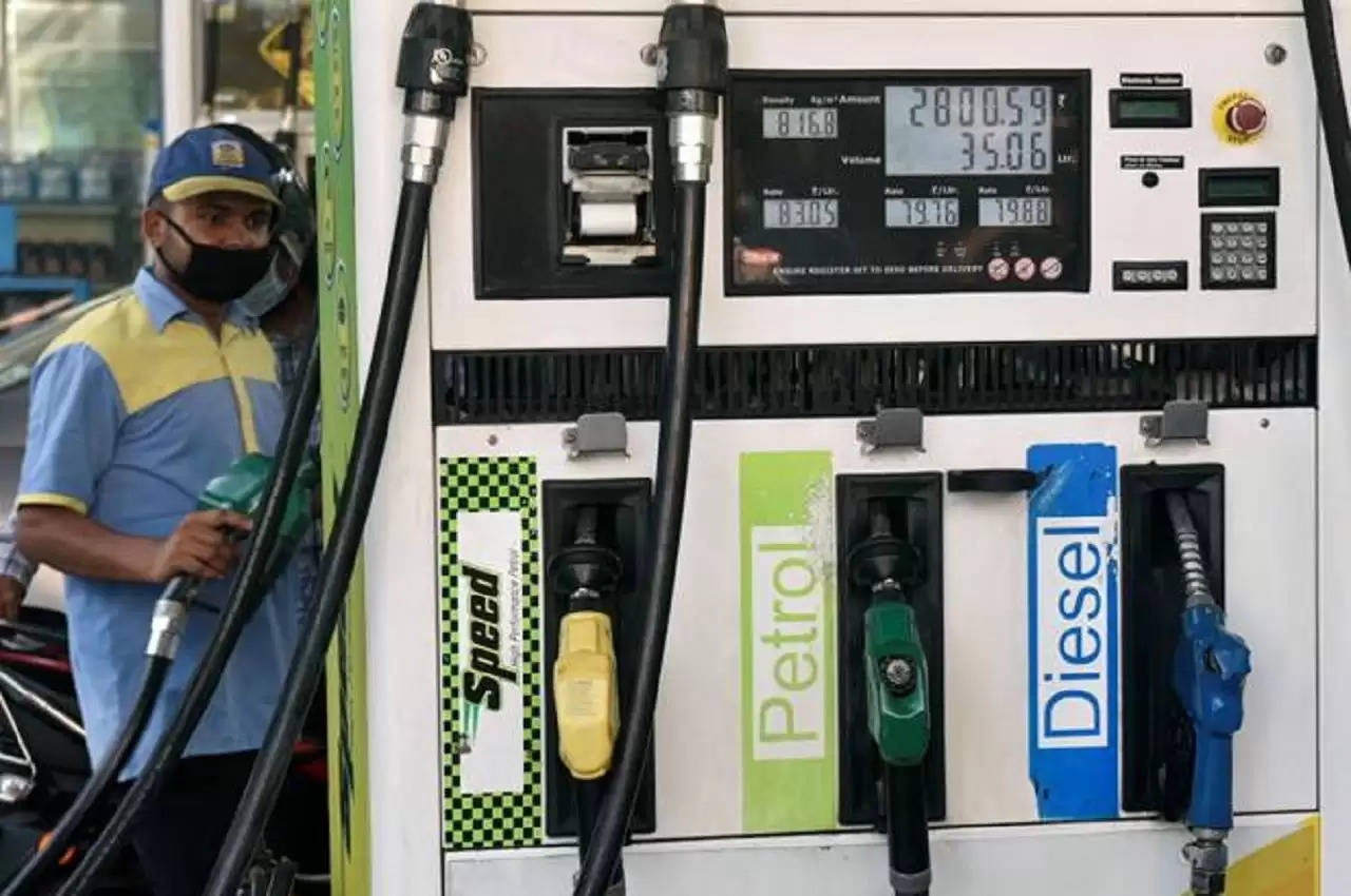 today petrol diesel rate 20 december 2022: तेल कंपनियों ने जारी किए पेट्रोल-डीजल के नए रेट, जानिए आज तेल सस्ता हुआ या महंगा. 