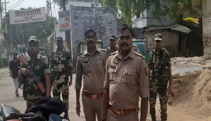 Varanasi News:&nbsp;हनुमान फाटक चौकी प्रभारी तरूण कश्यप क्षेत्र के एक एक कर सभी पोलिंग सेन्टर की फोर्स के साथ सुरक्षा के दृष्टि से जाँच किये