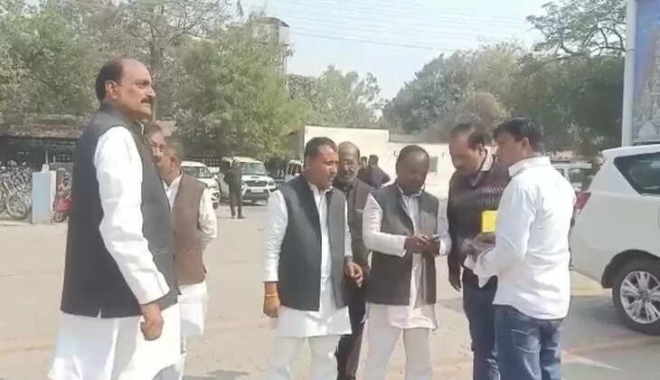 Chandauli News:&nbsp;रेलवे कॉलोनी में खोले गए भाजपा कार्यालय के विरोध में सपा के लोग पहुंचे DRM कार्यालय