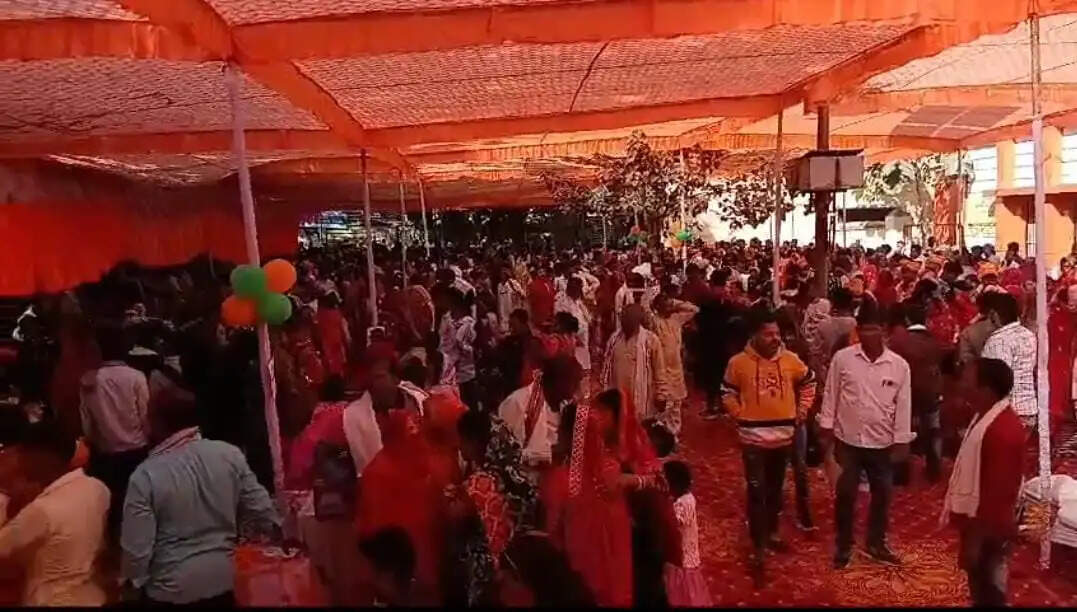 चंदौली। मुख्यमंत्री सामूहिक विवाह योजना के अंतर्गत चंदौली जनपद में भव्य सामूहिक विवाह समारोह का आयोजन किया गया। यह कार्यक्रम विकास खंड-सदर एवं नगर पंचायत चंदौली में संपन्न हुआ, जिसमें वैदिक मंत्रोच्चार और विधि-विधान के साथ 57 जोड़ों का विवाह कराया गया।  इस कार्यक्रम में विकास खंड-सदर में 50 जोड़े और नगर पंचायत चंदौली में 7 जोड़े परिणय सूत्र में बंधे। सरकार की ओर से नवविवाहित जोड़ों को निर्धारित उपहार सामग्री एवं वित्तीय सहायता प्रदान की गई।  इस अवसर पर विधायक रमेश जायसवाल, विकास खंड-सदर के ब्लॉक प्रमुख, नगर पंचायत चंदौली के अधिशासी अधिकारी और चेयरमैन, जिला समाज कल्याण अधिकारी, एवं अन्य जिला व नगर निकाय के अधिकारी एवं कर्मचारी उपस्थित रहे।  मुख्यमंत्री सामूहिक विवाह योजना राज्य सरकार की एक महत्वपूर्ण पहल है, जिसका उद्देश्य आर्थिक रूप से कमजोर परिवारों को सहयोग प्रदान करना और सामाजिक समरसता को बढ़ावा देना है। यह योजना न केवल गरीब परिवारों पर शादी का बोझ कम करती है, बल्कि समाज में सद्भाव और एकता को भी मजबूत करती है।  चंदौली में आयोजित यह सामूहिक विवाह समारोह इस योजना के सफल क्रियान्वयन का एक और उदाहरण है, जिससे आर्थिक रूप से कमजोर वर्ग के जोड़ों को सम्मानजनक और आनंदमयी विवाह का अवसर मिला।