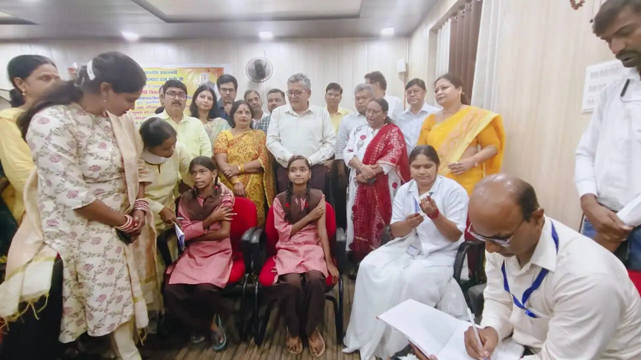 काशी विद्यापीठ में 50 छात्राओं को लगी HPV वैक्सीन, बच्चियों की शिक्षा और स्वास्थ्य पर जोर