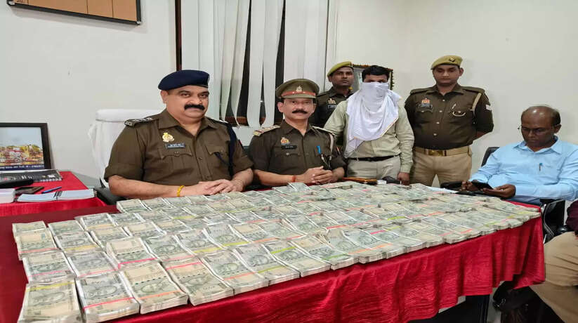 Varanasi News: वाराणसी में 47 लाख रुपयों से भरा बैग के साथ एक व्यक्ति गिरफ्तार