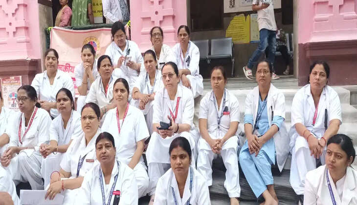 लखनऊ में राजकीय नर्सेस संघ का धरना-प्रदर्शन, पदोन्नति व तैनाती के मुद्दे उठे