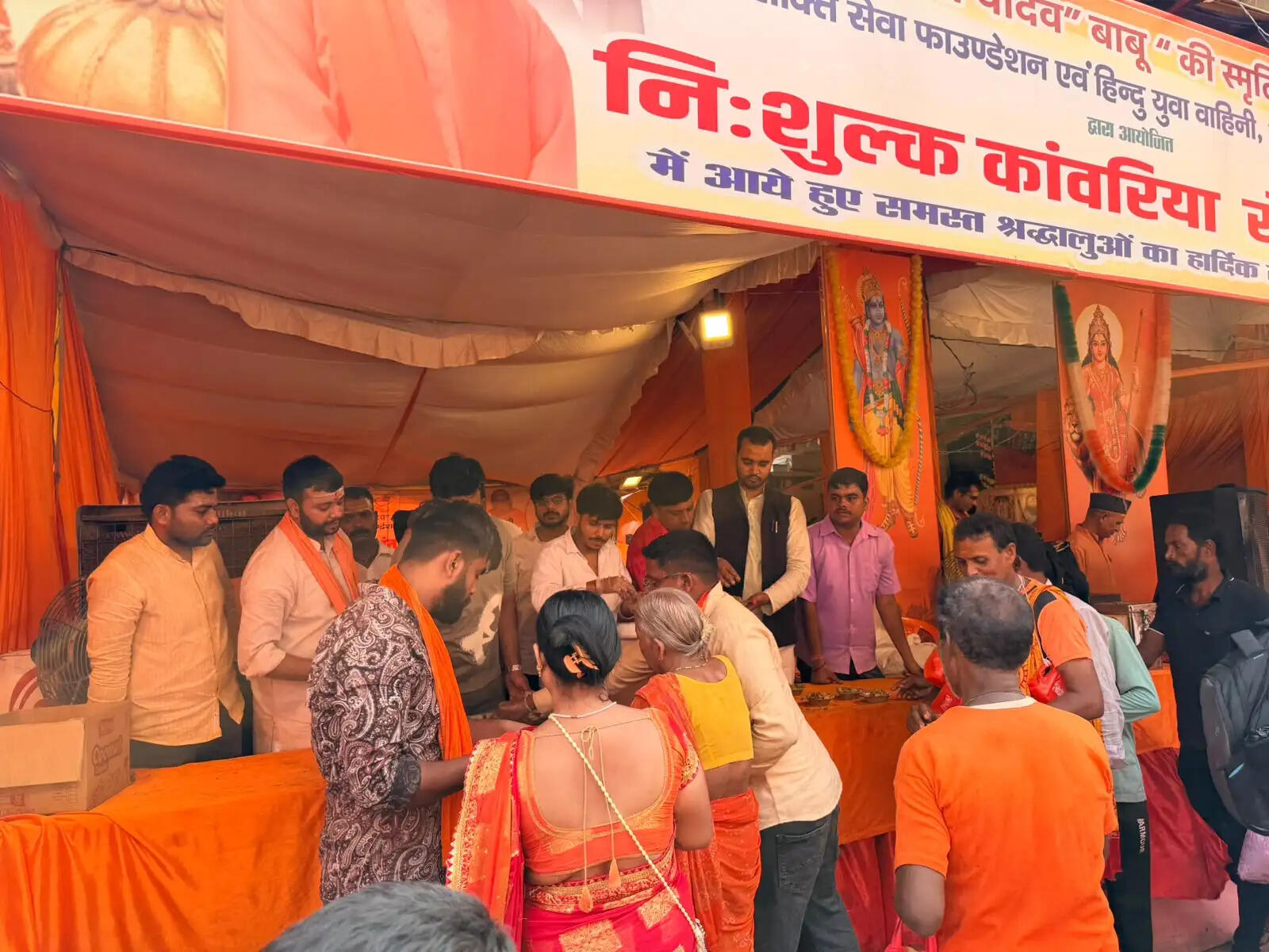 सेवा शिविर में प्रीति गुप्ता (सत्सागर चौकी प्रभारी), हिंदू युवा वाहिनी के महानगर उपाध्यक्ष एवं निवर्तमान रुद्र पांडे, महानगर मीडिया प्रभारी अश्वनी गुप्ता और कार्यक्रम अध्यक्ष दिनेश अग्रहरि सहित संगठन के कई पदाधिकारी एवं कार्यकर्ता मौजूद रहे।