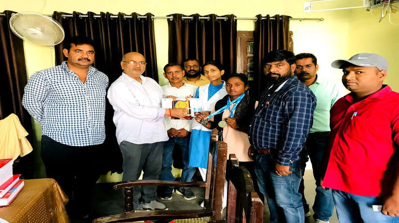 Chanduali News: नेशनल एथलेटिक्स के लिए चयनित हुई सकलडीहा की वैशाली, हर्ष