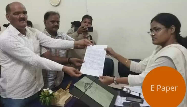 वाराणसी की जनता ने सीवर से त्रस्त होकर अपर नगर आयुक्त को सौंपा ज्ञापन, आंदोलन की दी चेतावनी