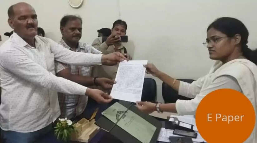 वाराणसी की जनता ने सीवर से त्रस्त होकर अपर नगर आयुक्त को सौंपा ज्ञापन, आंदोलन की दी चेतावनी