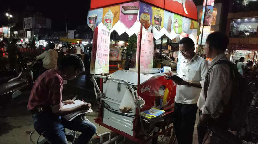 पिता के संकल्प से बच्चों को बेहतर शिक्षा पाने में मिल रहा बल, दुकान की रोशनी में पढ़ाई करती दिखी बच्ची 