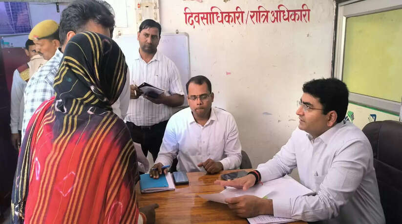 जनता की शिकायतों के निस्तारण में लापरवाही या उदासीनता कत्तई क्षम्य नहीं: जिलाधिकार