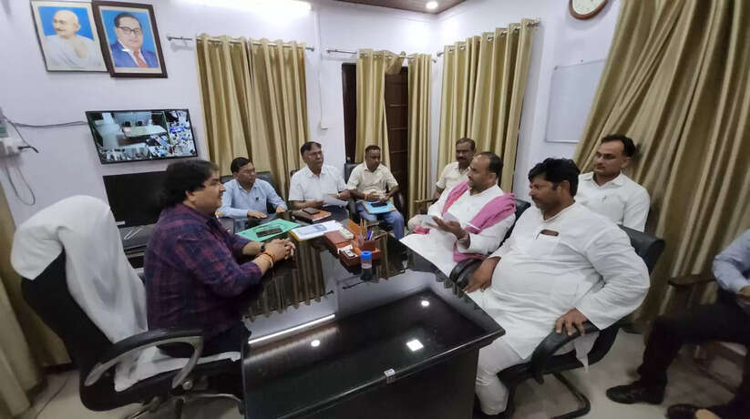 Chandauli News: नरायनपुर पम्प कैनाल के संचालन में आड़े आ रहा जलस्तर, पम्प कैनाल संचालन को लेकर एक्सईएन से मिले सपा के राष्ट्रीय सचिव