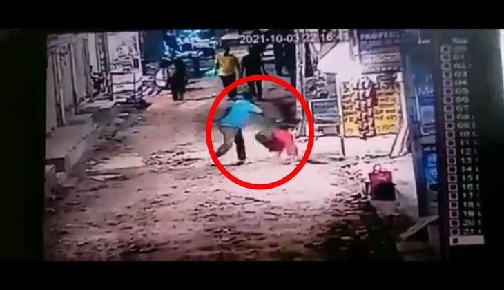 बीड़ी न देने पर सनकी शख्स ने रेत दिया महिला का गला, वारदात सीसीटीवी कैमरे में कैद...देखें वीडियो