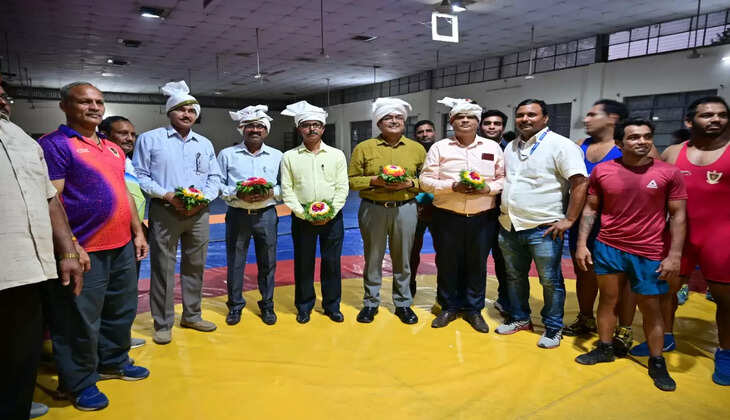 प्रमुख मुख्&zwj;य यांत्रिक इंजीनियर तथा खेलकूद संघ के अध्&zwj;यक्ष ने बरेका के कुश्&zwj;ती केन्&zwj;द्र का किया निरीक्षण