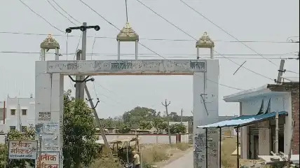 ग्राम प्रधान के अनुसार कम्हरिया की आबादी लगभग 3500 है तथा करीब 1800 मतदाता हैं। वर्ष 2021 के पंचायत चुनाव में उन्होंने जीत दर्ज कर ग्राम प्रधान का दायित्व संभाला। उन्होंने बताया कि ग्राम पंचायत को पांच वर्षों में लगभग 80 लाख रुपये की धनराशि प्राप्त हुई, जबकि मनरेगा के माध्यम से करीब 1 करोड़ 70 लाख रुपये के विकास कार्य कराए गए।