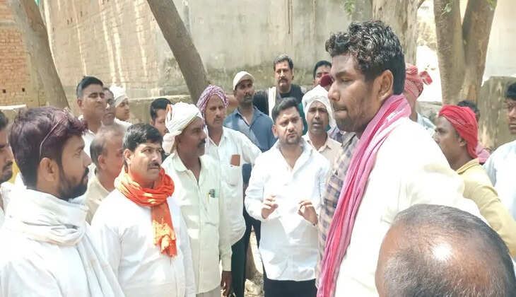कादीपुर रेलवे क्रासिंग बंद होने पर सैकड़ों की संख्या में लोगों ने रास्ता खुलवानें को लेकर की मांग, रेल अधिकारी नें दिया आश्वासन