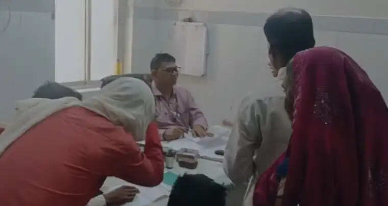 चंदौली। जिले में लगातार बढ़ रहे तापमान और भीषण गर्मी को देखते हुए स्वास्थ्य विभाग ने रेड अलर्ट जारी कर दिया है। जिला प्रशासन और स्वास्थ्य विभाग पूरी तरह अलर्ट मोड पर है। जिले के सभी सामुदायिक स्वास्थ्य केंद्र (CHC), प्राथमिक स्वास्थ्य केंद्र (PHC) और जिला अस्पतालों में विशेष व्यवस्थाएं लागू कर दी गई हैं ताकि गर्मी से प्रभावित मरीजों को तत्काल राहत और उपचार मिल सके।