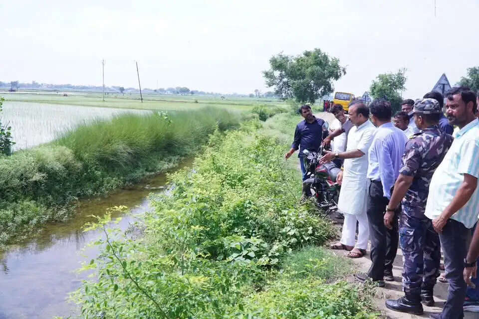 किसानों की शिकायतों पर एक्शन, विधायक सुशील सिंह ने मौके पर दिए समाधान के निर्देश