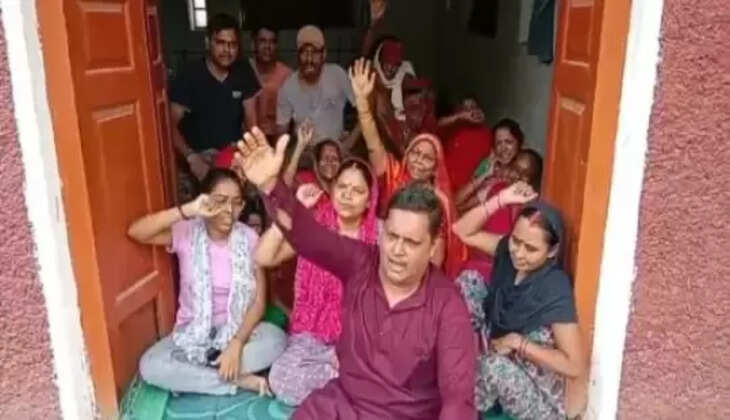 बूंद-बूंद पानी को तरस&nbsp;रही है जनता,&nbsp;धरने पर बैठे दर्जनो महिला-पुरूष