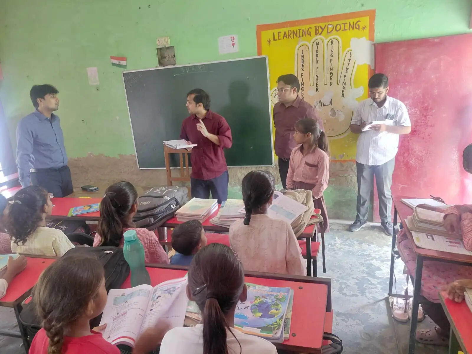 विद्यालयों के निरीक्षण के बाद जिलाधिकारी और मुख्य विकास अधिकारी ने गेस्ट हाउस बर्थरा खुर्द का भी निरीक्षण किया। अधिकारियों ने नवनिर्मित भवन का अवलोकन करते हुए आवश्यक सुधार कार्य जल्द पूरा कराने और इसके बाद संबंधित विभाग को भवन हस्तांतरित करने के निर्देश दिए।