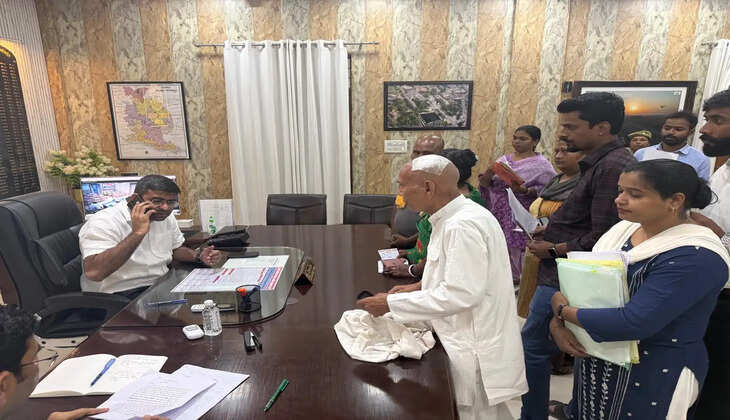 DM Deepak Meena, Deepak Meena public hearing, Gorakhpur DM public hearing, Gorakhpur public hearing, Gorakhpur DM, Deepak Meena, Gorakhpur Collectorate public hearing, problems of complainants, Gorakhpur administration, disposal of complaints, District Magistrate Deepak Meena
