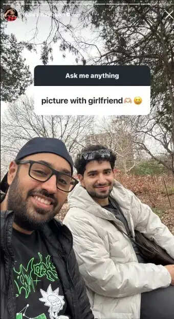 हाल ही में इंस्टाग्राम पर एक Q&A सेशन के दौरान एक फैन ने समय से उनकी गर्लफ्रेंड के साथ फोटो शेयर करने की डिमांड की। समय ने बिना किसी हिचकिचाहट के एक सेल्फी पोस्ट की, लेकिन ट्विस्ट ये था कि फोटो में उनके साथ कोई लड़की नहीं बल्कि बलराज सिंह घई थे।