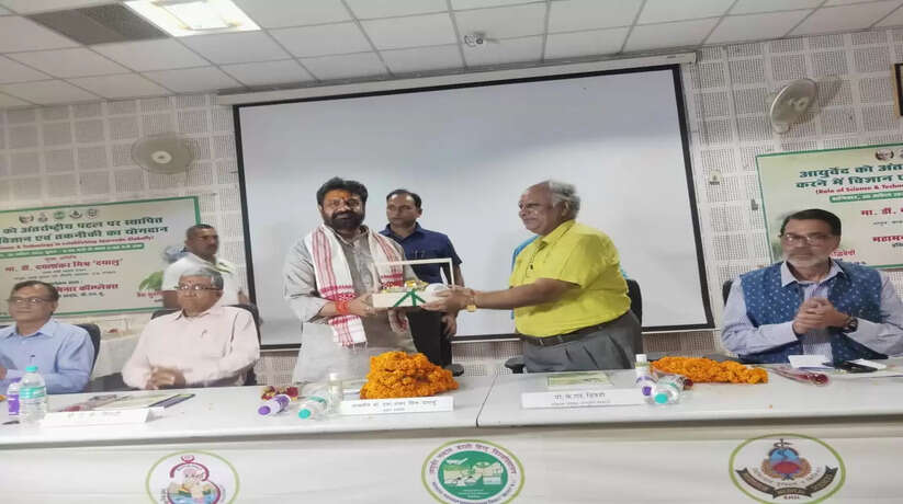 आयुर्वेद को जन-जन तक पहुँचाने के लिए आवश्यक सुधार सरकार द्वारा किये जा रहे हैं-आयुष राज्य मंत्री(स्वतंत्र प्रभार)  कोरोना काल में गिलोय की उपयोगिता एवं गुणवत्ता जन-जन तक प्रचारित हुई है, जिसके लिए अनुसंधान की आवश्यकता है-दयाशंकर मिश्र "दयालु"