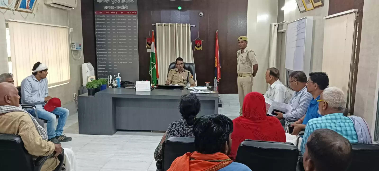 Chandauli News: पुलिस अधीक्षक चन्दौली द्वारा प्रतिदिन की भांति पुलिस कार्यालय में जनता दर्शन में आए फरियादियों की सुनी जा रही समस्याएं