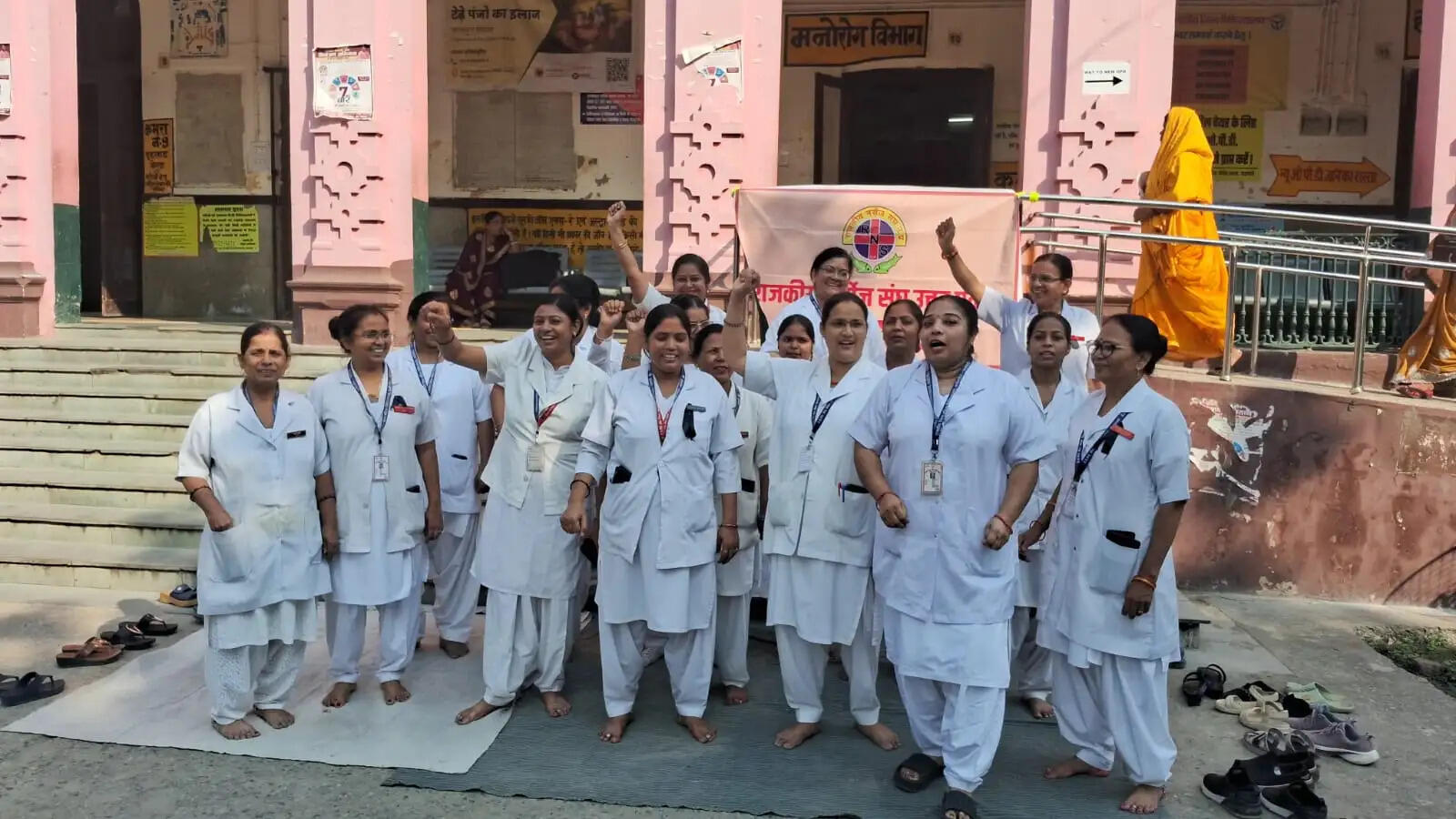 13 सूत्रीय मांगों को लेकर राजकीय नर्सेस संघ का प्रदर्शन, पदोन्नति पर मिला आश्वासन