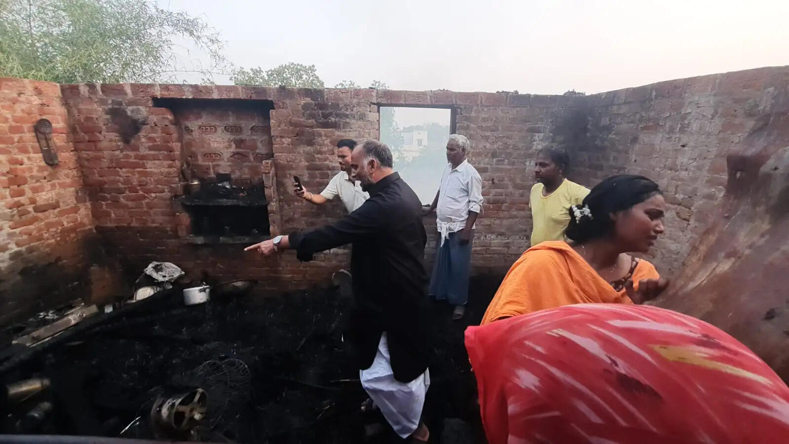 इस हादसे में घर का सारा सामान, अनाज, कपड़े, बर्तन और यहां तक कि बेटी की शादी के लिए जुटाई गई नकदी भी जलकर खाक हो गई। जानकारी के अनुसार, शादी के लिए रखे गए करीब 20 हजार रुपये नकद भी आग की भेंट चढ़ गए। यह घटना परिवार के लिए गहरे सदमे की तरह है, क्योंकि घर में जल्द ही बेटी की शादी होने वाली थी।