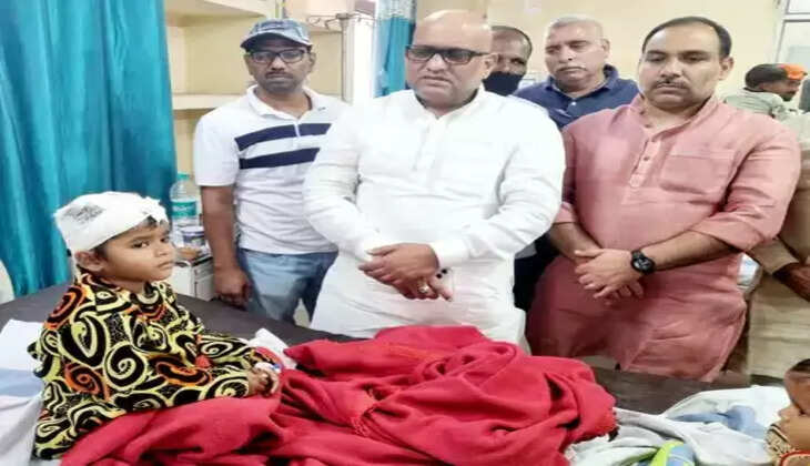 Varanasi में मालवीय पुल के फुटओवर की रेलिंग टूटने&nbsp;से हादसे में दर्जन भर लोग घायल,&nbsp;घायलों से मिलने पहुंचे कांग्रेस नेता बोले-&nbsp;अव्यवस्था की वजह से हुआ&nbsp;हादसा