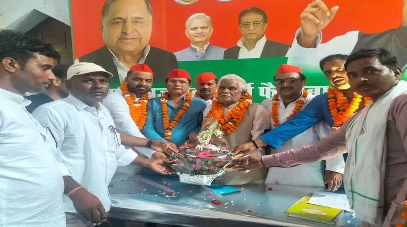 Ayodhya News: सपा जिला अध्यक्ष के नेतृत्व में नवनियुक्त पदाधिकारियों का संपन्न हुआ स्वागत समारोह